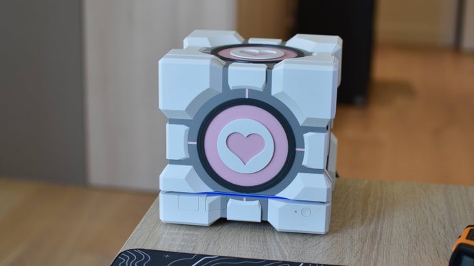 Analysis of the Steam Machine’s Companion Cube Case: A High-Quality Yet Costly Product Inspired by a Nearly Two-Decade-Old Joke